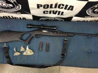 Pol&iacute;cia apreende arma de dupla denunciada por fazer tiro ao alvo em placas