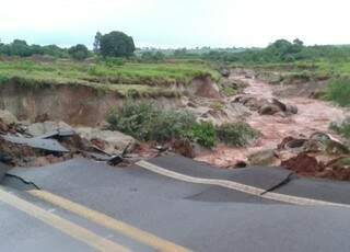 Algumas estradas ficaram destruídas por conta das chuvas. (Foto: Vilson Nascimento)