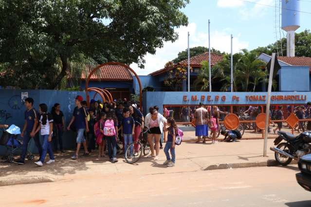 Escolas municipais voltam a racionar merenda e s&oacute; servem arroz a alunos