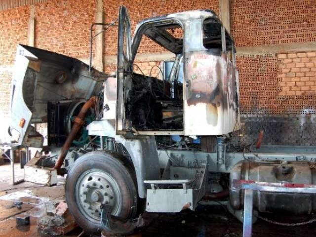  Inc&ecirc;ndio destr&oacute;i caminh&atilde;o estacionado em galp&atilde;o de oficina em Nova Andradina