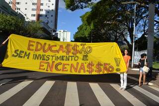 Acadêmicos protestam com faixas na avenida Afonso Pena. (Fotos:Simão Nogueira)