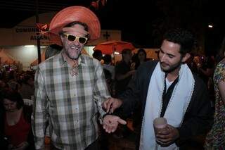 Nosso amigo e colunista de cangaceiro, Ângelo Arruda, recebendo a pimenta do padre, a &quot;espanta urucubaca. (Foto: Marina Pacheco)