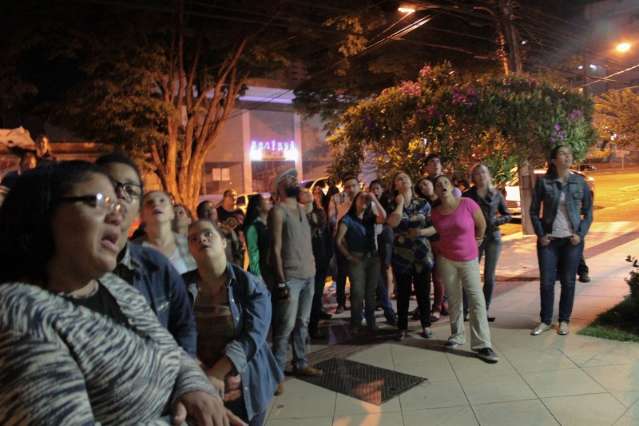 De surpresa, coral percorre bairros para fazer serenata &agrave;s mam&atilde;es