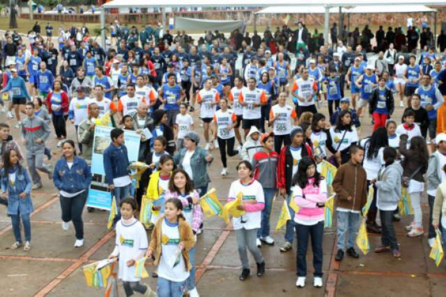  Mesmo com garoa e frio, corrida que pede paz no tr&acirc;nsito re&uacute;ne 800 pessoas