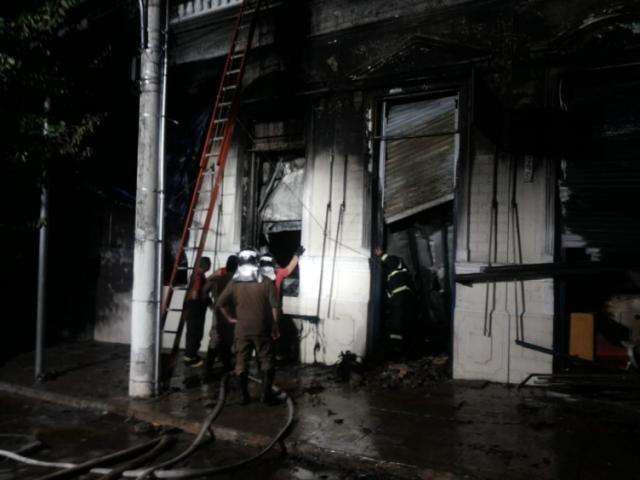 Ap&oacute;s 8h de combate &agrave;s chamas, Bombeiros iniciam rescaldo em loja