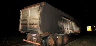 Problemas mecânicos no eixo da carroceria incendiou carreta e carga de soja. (Foto: Itaporã News)
