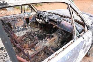 Veículo foi destruído pelo fogo. (Foto: Henrique Kawaminami)
