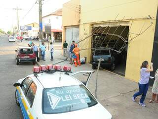 Fiat Uno bateu em Corsa estacionado e invadiu loja. (Fotos: Rodrigo Pazinato)