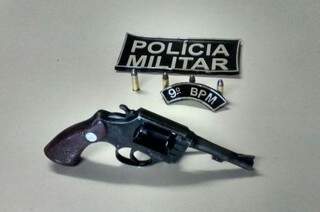 Arma apreendida pelos policiais do 9º Batalhão da PM seria usada para assaltos na Afonso Pena. (Foto: Divulgação/PM)