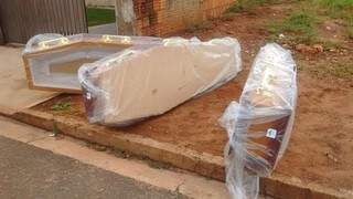 Os caixões estão lacrados e foram encontrados por moradores nesta manhã. (Foto: Marcos Ermínio) 