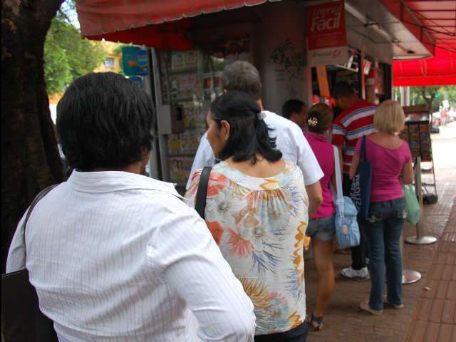 Primeiro dia &uacute;til do ano &eacute; de fila nos bancos e campo-grandense pagando conta