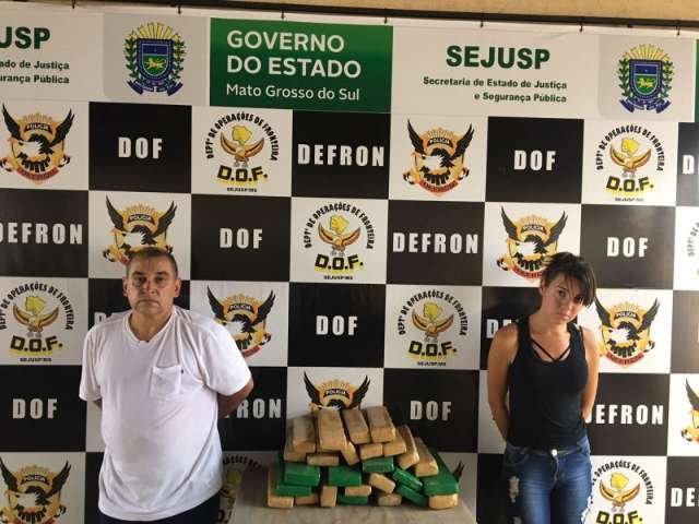 Goianos s&atilde;o presos com 27 quilos de maconha em fundo falso de carro