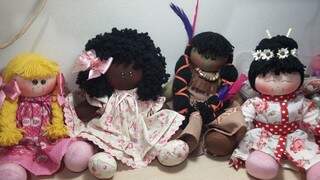 Branca, negra, índia e japonesa. As bonecas que representam as raças no ateliê de Jane. (Fotos: Arquivo Pessoal)