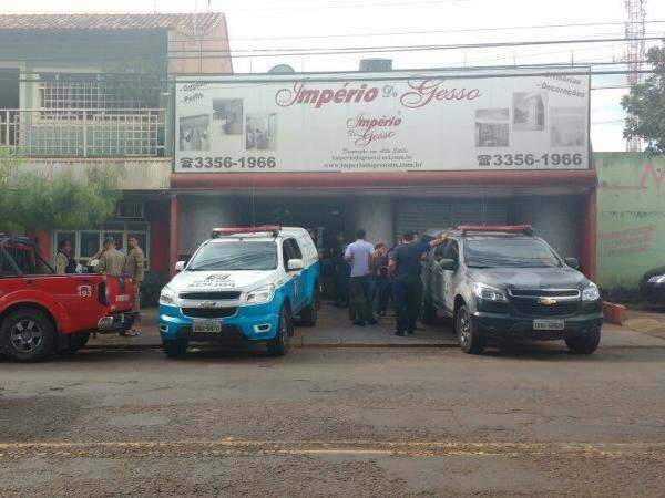 Baleada por ex-marido no trabalho est&aacute; em coma e respira por aparelho