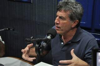 Prefeito de Dourados durante entrevista na rádio. (Foto:A. Frota)