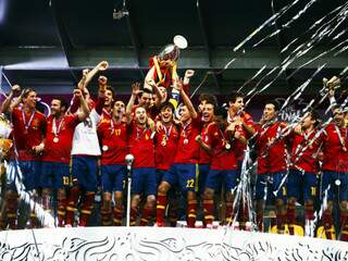 Jogadores da Espanha comemoram título após goleada na Itália (Foto: Reuters)