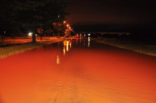 Apesar de r&aacute;pida, chuva desta noite conseguiu alagar avenida e casas