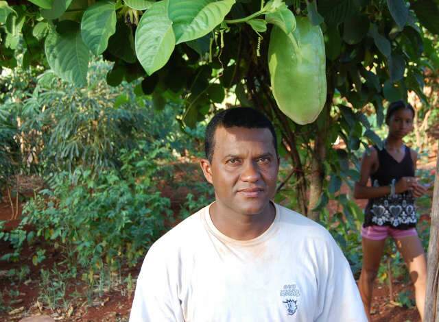  Homem ganha semente de maracuj&aacute; e se surpreende com p&eacute; que d&aacute; fruta de 2kg