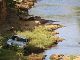 Carro no leito do rio Anhanduí (Foto: André Bittar)
