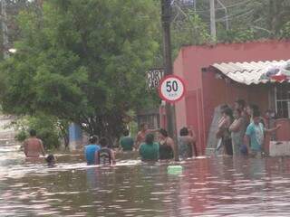 As águas subiram mais de um metro, deixando cerca de 30 famílias desabrigadas (Foto: Simão Nogueira) 