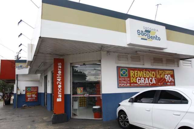 Bandidos invadem farm&aacute;cia e levam dinheiro de cofre na Albert Sabin