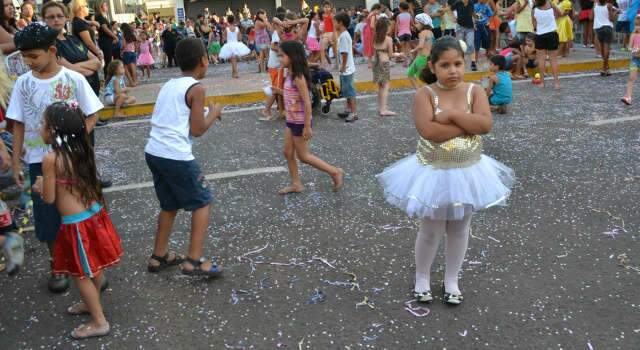  Sob olhar de pais e av&ocirc;s &ldquo;bab&otilde;es&rdquo;, crian&ccedil;as se divertem em matin&ecirc;