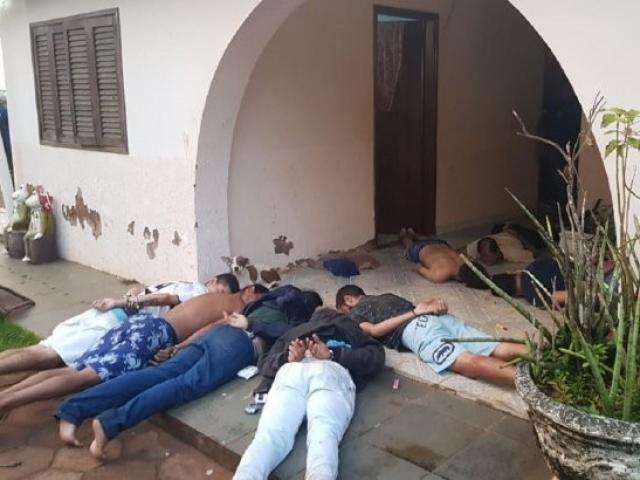 Pol&iacute;cia paraguaia prende 13 bandidos com maconha e granadas na fronteira