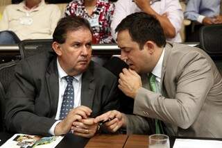 Deputados Eduardo Rocha (PMDB) e Márcio Fernandes (PMDB) durante a sessão desta terça-feira (21). (Foto: Roberto Higa e Victor Chileno/ALMS)