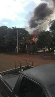 Com chamas de mais de dez metros de altura, uma das casas foi totalmente consumida pelo fogo, mas felizmente não houve vítimas. (Foto: Direto das Ruas)