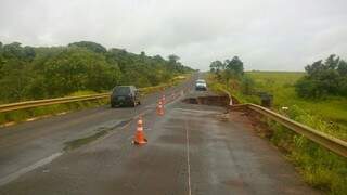 Parte da pista no km 28 desmoronou (Foto: Dourados News)