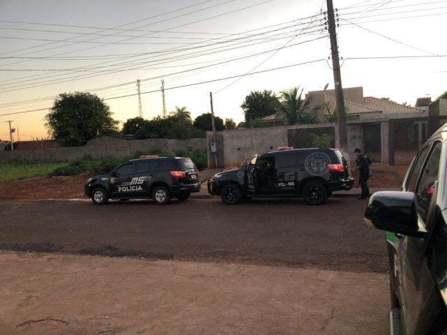 Tr&ecirc;s acabam presos por roubar picapes e caminh&otilde;es sob encomenda