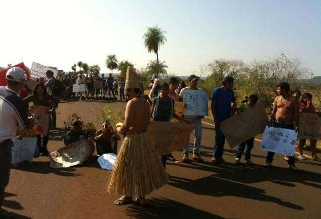 Ind&iacute;genas bloqueiam MS-295 em Tacuru
