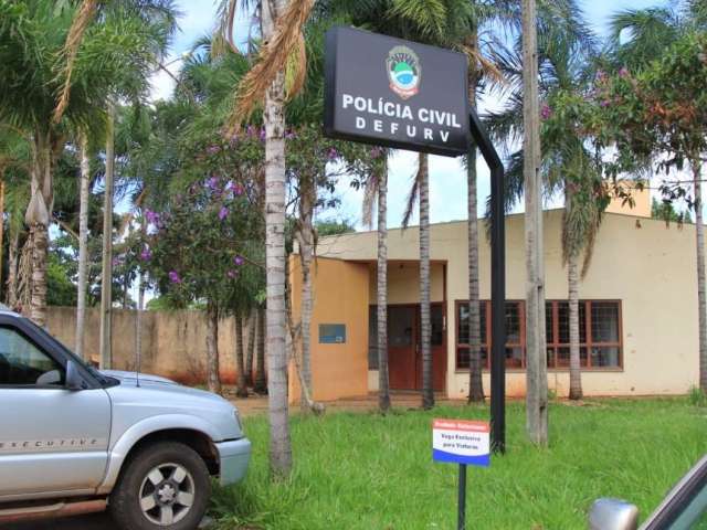 Com tornozeleira, estelionat&aacute;rio &eacute; preso tentando comprar com documento falso