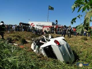 Veículo ficou totalmente destruído na manhã de hoje em Dourados (Foto: Dourados Agora)