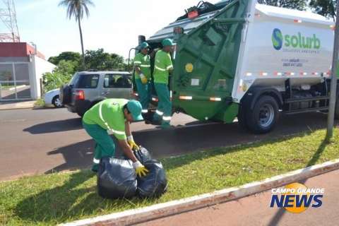 Sem receber, trabalhadores interrompem coleta de lixo na Capital