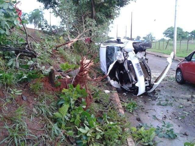 Carro tomba e é abandonado destruído no bairro Universitário 