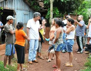 Murilo conversa com moradores de área ambiental no Jardim Clímax. (Foto: A. Frota)