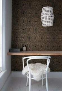 Lugar simples, mas com sofisticação do papel de parede e lustre branco.