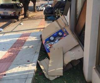 Lixo ainda estão acumulados em ruas da cidade. (Foto: Direto das Ruas) 