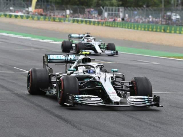 Por 6 mil&eacute;simos, Bottas supera Hamilton e larga na frente no GP da Inglaterra