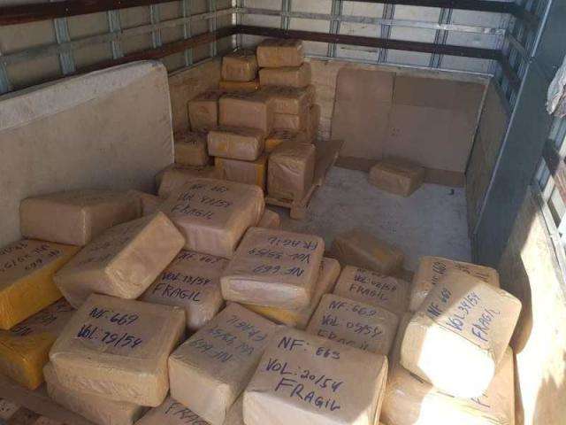 PRF apreende caminh&atilde;o com 707 quilos de maconha na BR-463