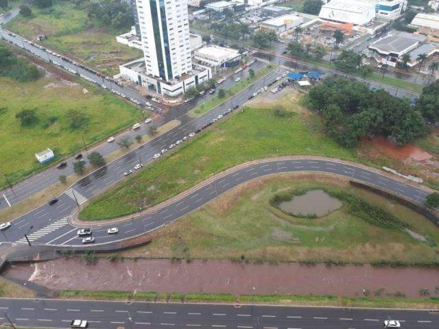 Temporal eleva n&iacute;vel do Prosa e alaga ruas da regi&atilde;o central &agrave; periferia