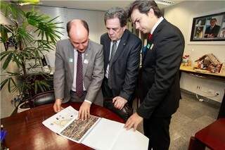 Termo de outorga foi assinado em Brasília pelo deputado Mochi, o senador Moka e o prefeito de Coxim, Aluizio (Foto: Divulgação) 