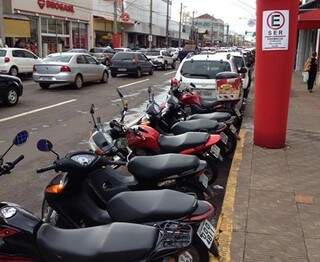 Em vaga de farmácia, sete motos estacionadas. (Foto: Thiago Stiimer/Direto das Ruas)