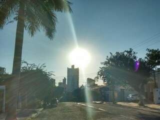 Céu amanheceu claro e dia deve ter temperatura de até 33°C em Campo Grande (Foto: Caroline Maldonado)