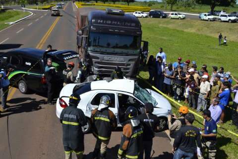  Duas pessoas morrem em acidente entre carro e caminhão na BR-262