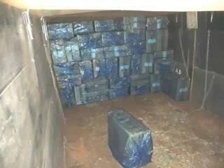 Caixas de cigarro em depósito encontrado em assentamento de Itaquiraí. (Foto: Polícia Federal)