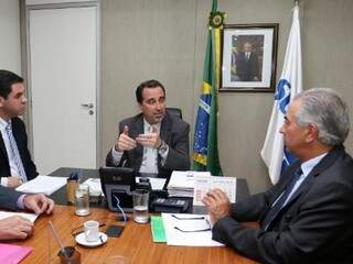 Occhi (centro) garantiu novos aportes de recursos no Estado a Reinaldo e Coimbra. (Foto: Rodrigo Nunes)