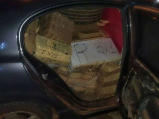 Policiais recuperam carro e apreendem 837 kg de maconha na BR-163