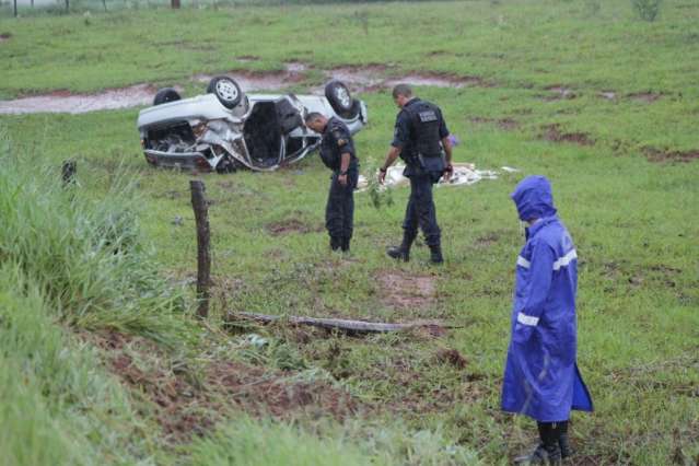 Ve&iacute;culo carregado de maconha capota ap&oacute;s pegar droga no Bairro Pioneiros